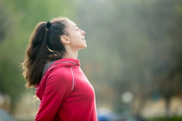 Mujer deportiva respirando aire fresco —  Fotos de Stock