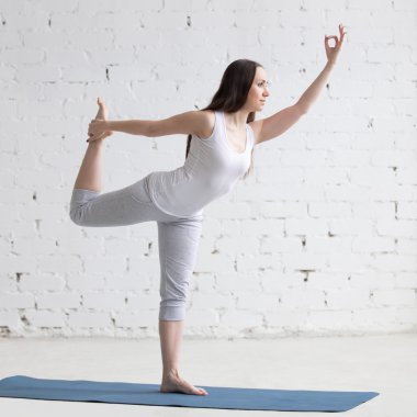 Güzel sportif genç kadın yoga yaparken