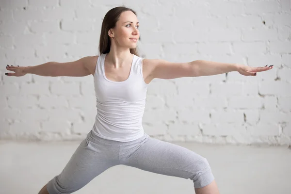 幸福的女人做 Virabhadrasana Ii Pose 的侧面视图肖像 — 图库照片