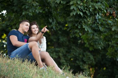 Parkta manzaranın tadını çıkaran çift