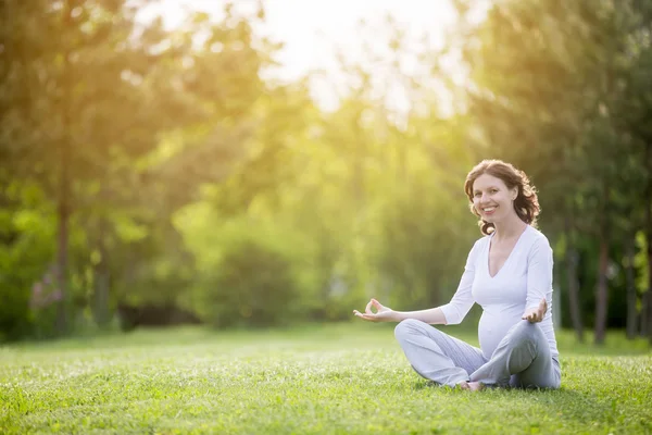 Healthy pregnant woman on meditation session on nature location — Stock Photo, Image