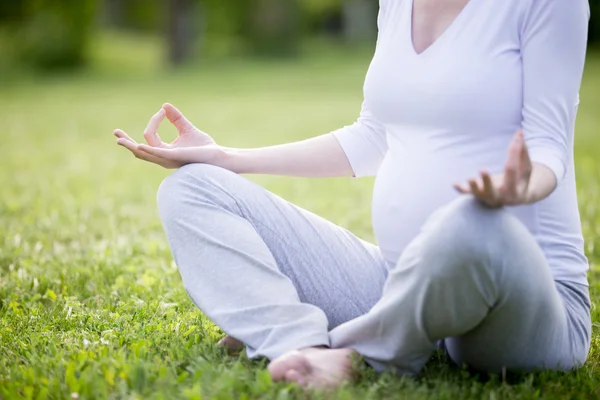 Young pregnant model meditating outside. Close-up — Stock Photo, Image