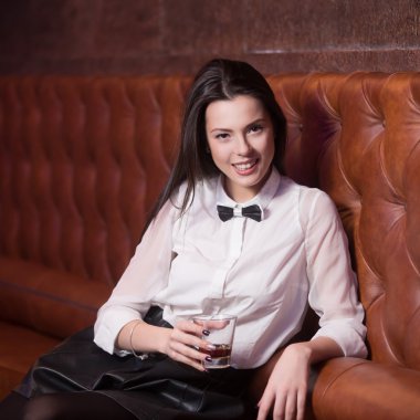 Alkollü içki ile gülümseyen kız