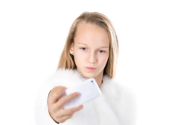 Rolig tjej med selfie med mobiltelefon — Stockfoto