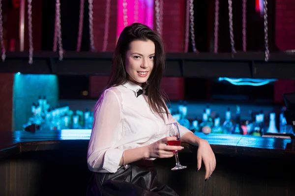 Kokteyl ile güzel kız 