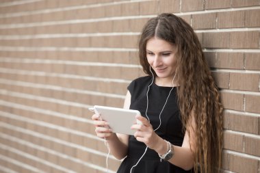 Mutlu genç kadın portresi th tabletmüzik dinlerken