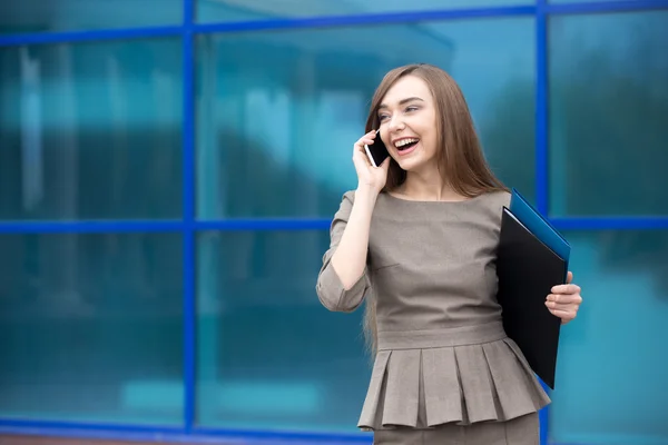 Portrait of business woman laughing while talking on mobile phon — Stock Photo, Image