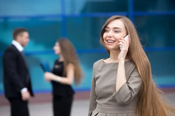 Porträtt av affärskvinna pratar på telefon utomhus — Stockfoto