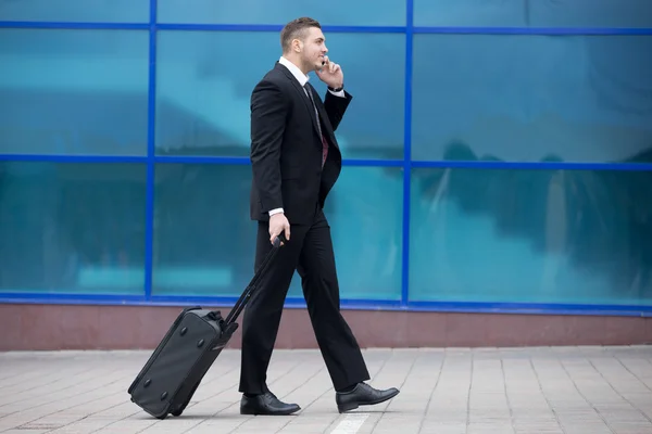 Retrato del hombre de negocios feliz caminando con la maleta en un viaje . —  Fotos de Stock