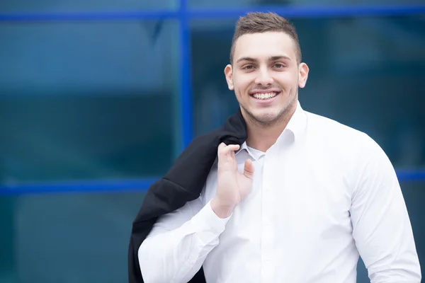 Porträt eines fröhlichen Geschäftsmannes, der in die Kamera lächelt — Stockfoto