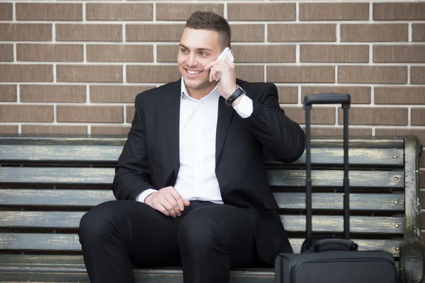 Portret van de jonge reiziger man op telefoon — Stockfoto