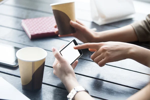 Woman wijzend op witte lege smartphone scherm in café. Sluiten-u — Stockfoto