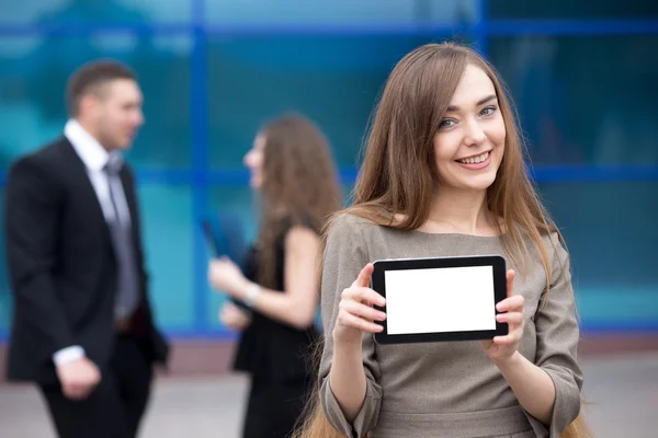 Retrato de feliz jovem empresária mostrando cópia espaço tablet — Fotografia de Stock