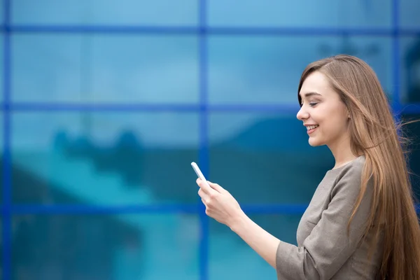 Retrato de una mujer de negocios enviando un mensaje telefónico. Copiar espacio — Foto de Stock