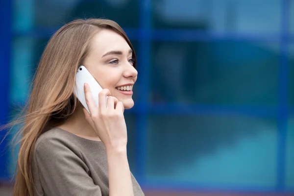 Porträtt av affärskvinna med hjälp av mobiltelefon. Kopiera utrymme — Stockfoto