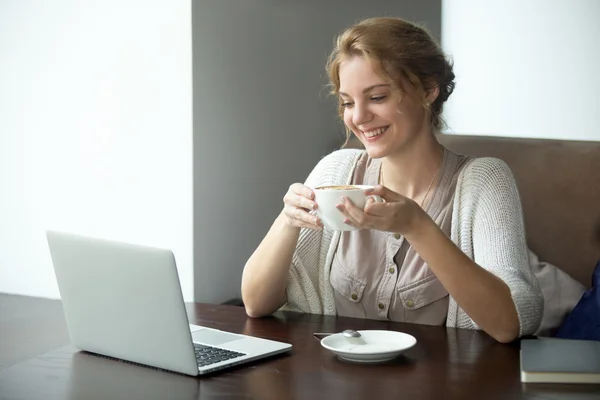 Портрет деловой женщины в перерыве на кофе в кафе — стоковое фото