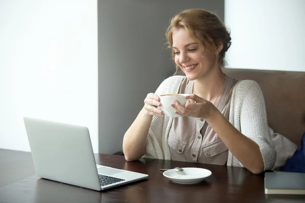 Halblanges Porträt einer Geschäftsfrau in Kaffeepause im Café — Stockfoto