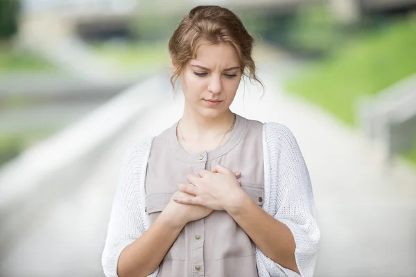 Açık havada kalp ağrısı olan stresli ya da yalnız bir kadının portresi — Stok fotoğraf