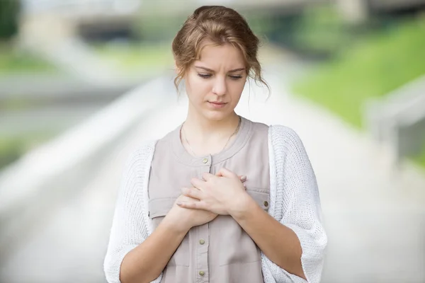 Retrato de mujer estresada o sola con dolor de corazón al aire libre —  Fotos de Stock