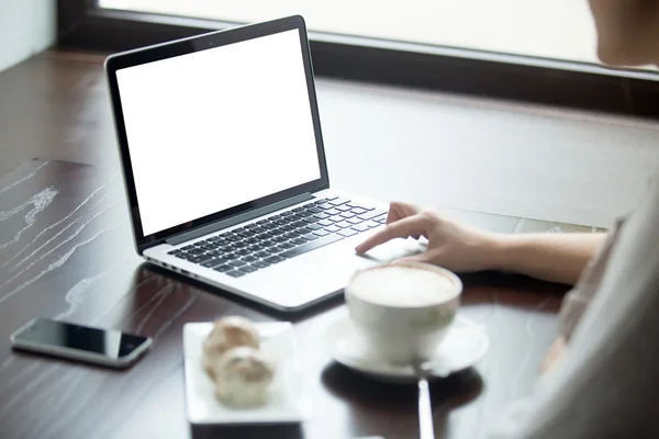 Mujer usando el ordenador portátil con pantalla de copyspace. Primer plano —  Fotos de Stock