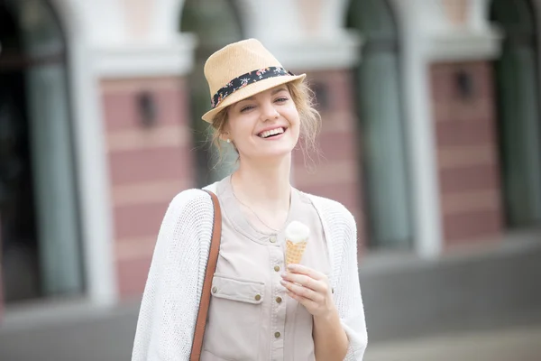 Портрет молодой счастливой женщины, поедающей мороженое в — стоковое фото