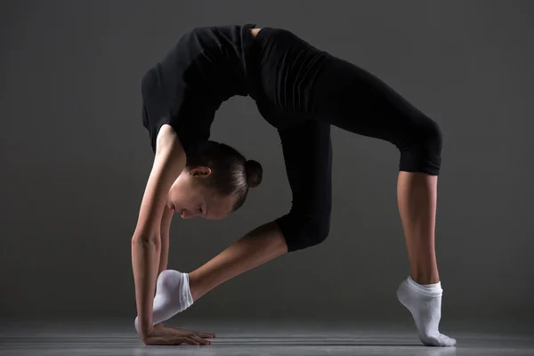 Flicka gör backbend övning — Stockfoto