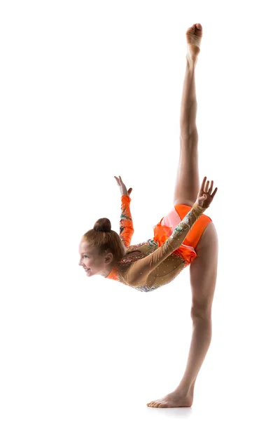 Smiling dancer girl doing standing splits — Stock Photo, Image