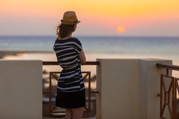 Mujer joven mirando el amanecer —  Fotos de Stock