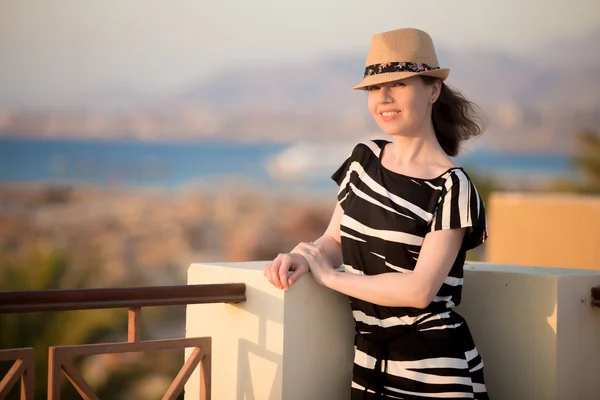 Mujer joven en la terraza a la luz del sol —  Fotos de Stock