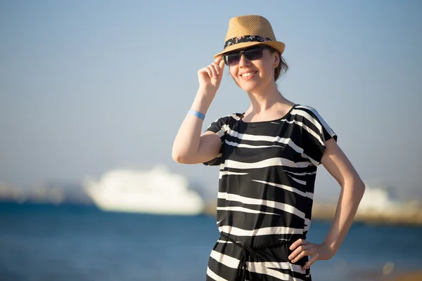 Portrait of young happy smiling woman at the sea — Stock Photo, Image