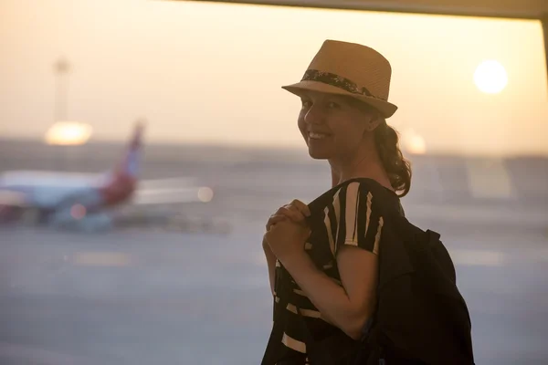 Woman in front of takeoff ground — Stock Photo, Image