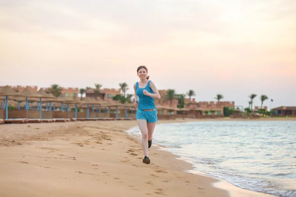 Working out on the beach — Stock Photo, Image