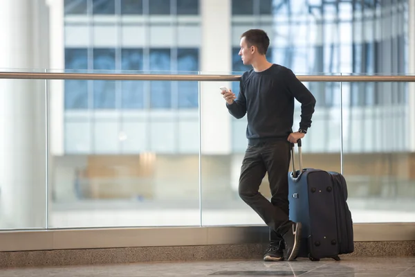 Ung resenär väntar flyg — Stockfoto