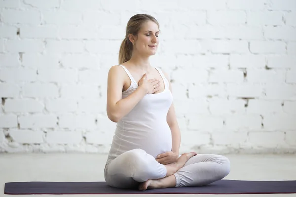 Zwangere jonge vrouw die prenatale yoga doet. Pranayama — Stockfoto