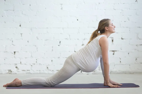 Hamile genç kadın prenatal Utthan Pristhasana yoga poz yapıyor — Stok fotoğraf