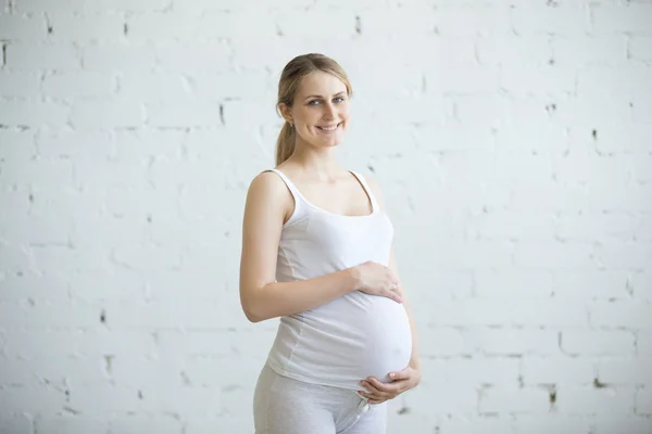 怀孕的年轻女子画像在室内 — 图库照片