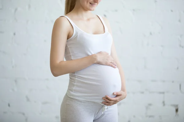 Mujer joven embarazada. Primer plano del torso — Foto de Stock