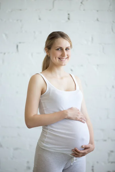 美しい妊娠中の若い女性の笑みを浮かべてください。 — ストック写真