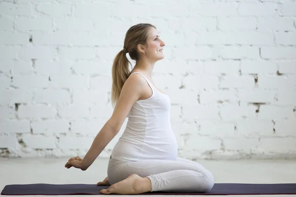 Těhotná mladá žena dělá prenatální jóga hrdina představují, Virasana — Stock fotografie