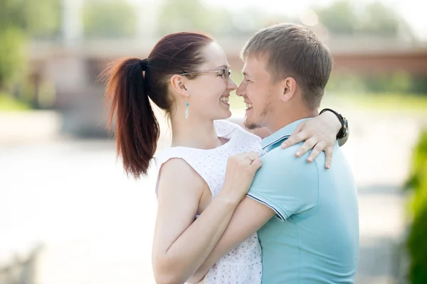 Couple embracing in street — Stock Photo, Image