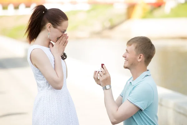 En man som erbjuder sin hand till sin älskade kvinna — Stockfoto