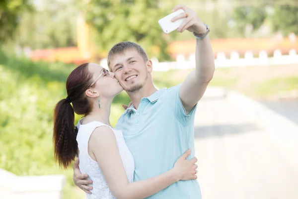 Ένα ζευγάρι που φτιάχνει selfie στο πάρκο — Φωτογραφία Αρχείου