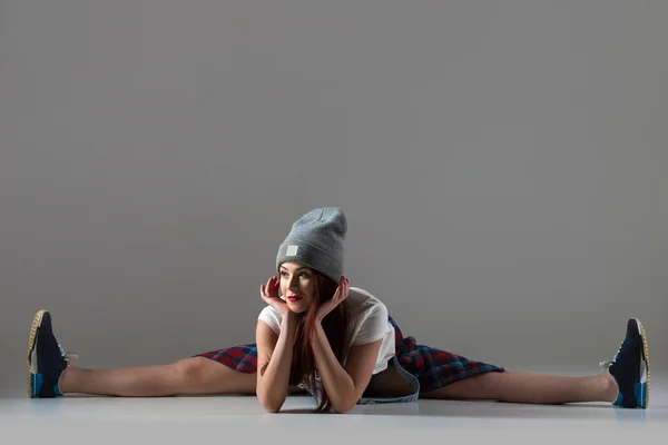 Breakdance girl in splits position — Stock Photo, Image