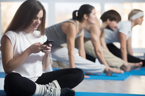 Woman using phone instead of sport training — Zdjęcie stockowe