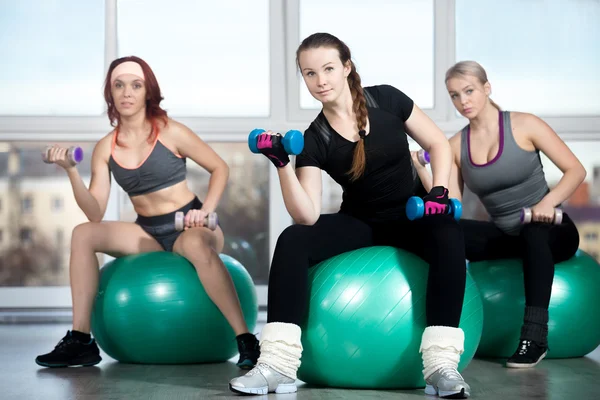 Exercising with dumbbells on balls — Stock Photo, Image