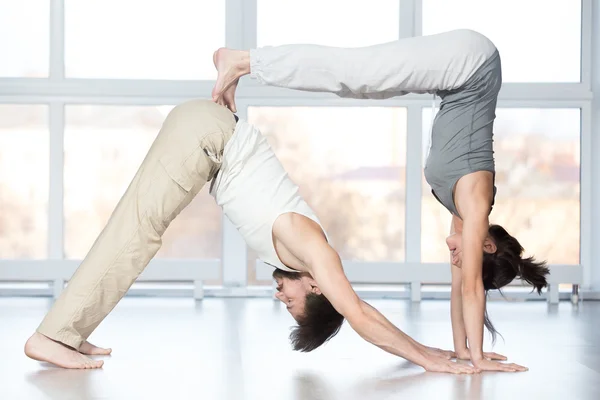 Acroyoga, adho mukha svanasana — Stock Photo, Image