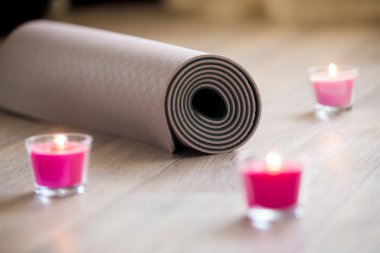 Katlanmış kahverengi yoga, ışıklı gül ca ile katta pilates paspas