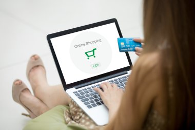 İnternet 'ten alışveriş yapan kadın