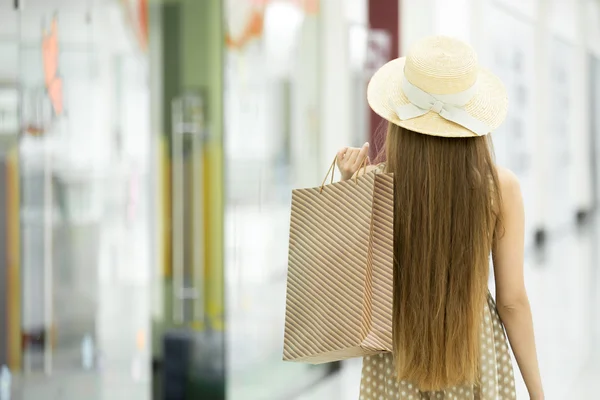 Mujer compradora en el centro comercial. Vista trasera — Foto de Stock