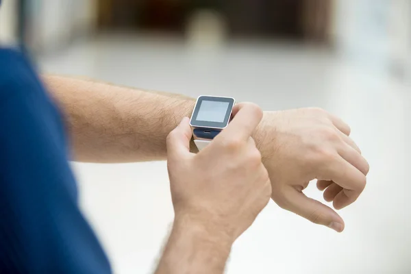 Primer plano de la mano del hombre con reloj inteligente —  Fotos de Stock